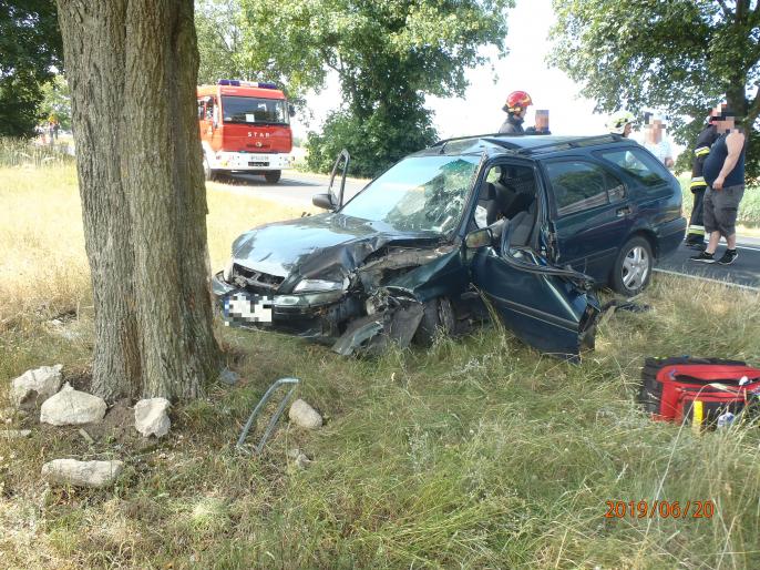 Uderzył w drzewo w Drążnej