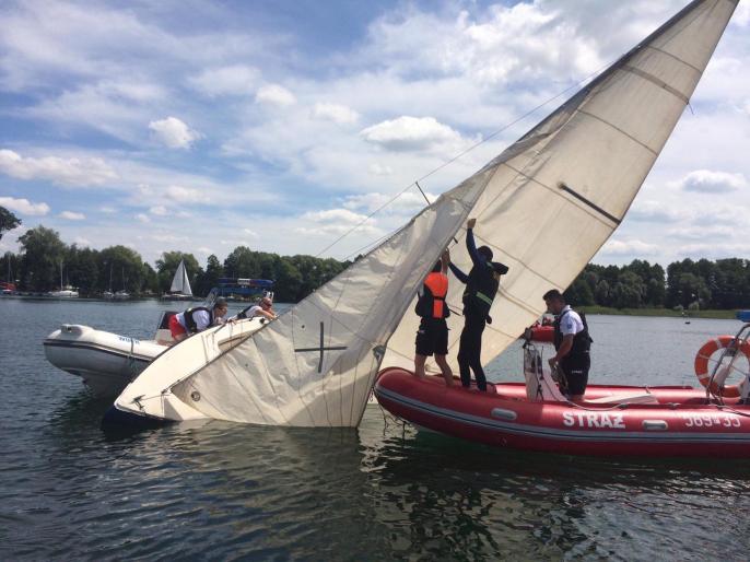 Wspólne ćwiczenia na jeziorze powidzkim