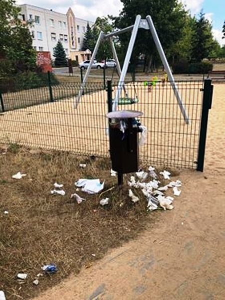 Czytelnicy piszą … Śmietnik przy palcu zabaw