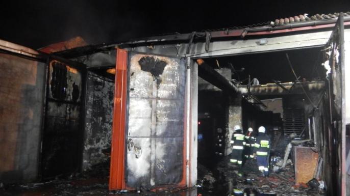 Pożar budynku gospodarczo-magazynowego w miejscowości Zalesie gm. Dąbie.