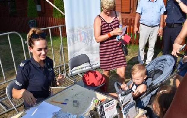 Policjanci na festynie charytatywnym