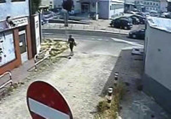 Policja poszukuje sprawcy uszkodzenia pojazdu