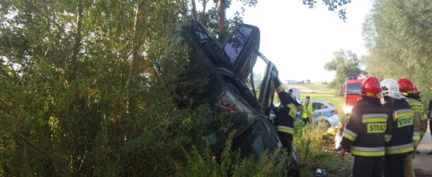 Samochodem zawisł na drzewie