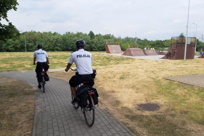 Dzielnicowi na rowerach udzielili pomocy osobie nieletniej