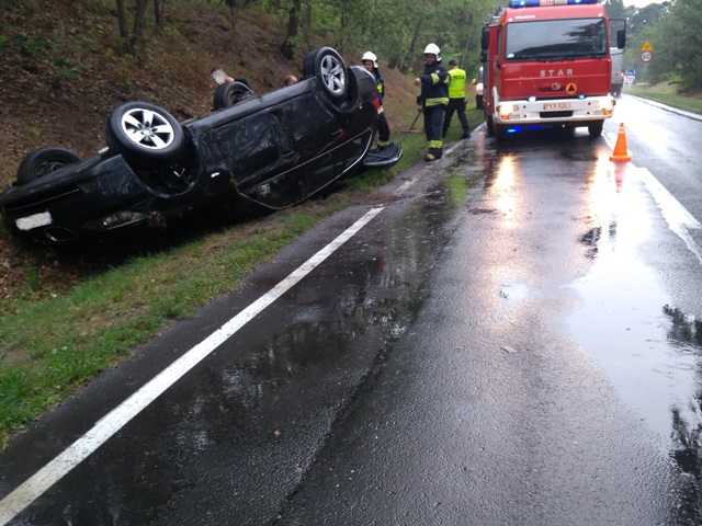 Dachowanie na drodze wojewódzkiej nr 264 w Kazimierzu Biskupim