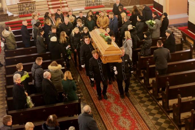 TŁUMY NA POGRZEBIE 21-LATKA W KONINIE