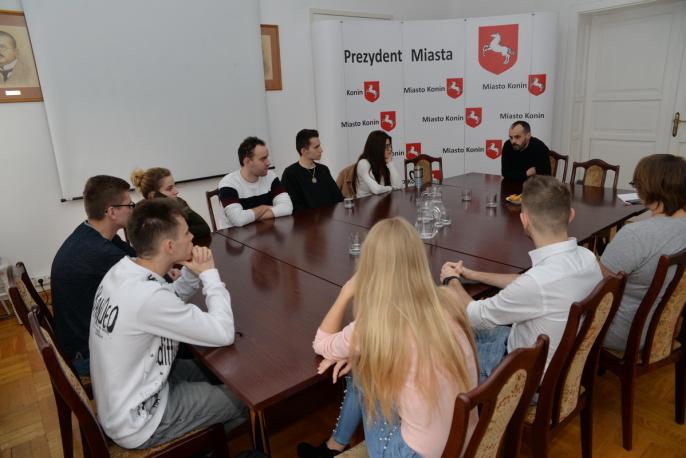 KONIŃSCY STUDENCI NA SPOTKANIU Z PRZEDSIĘBIORCĄ