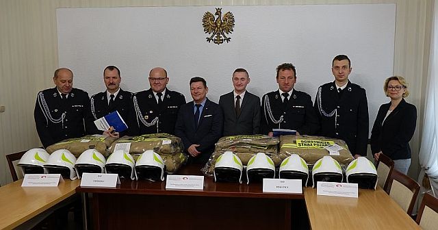 Nowe hełmy i mundury dla OSP