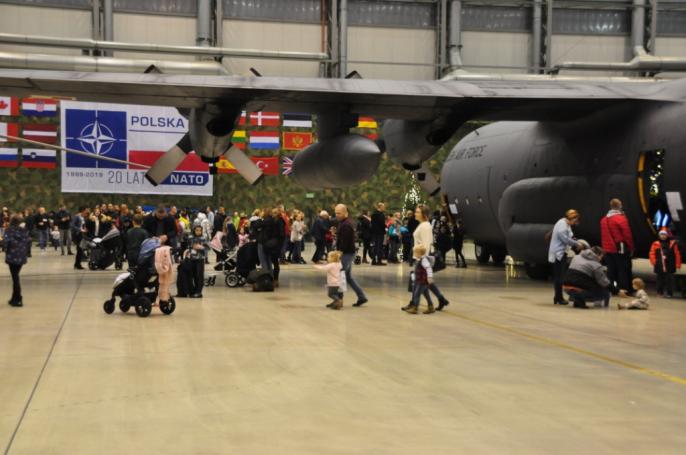 Święty Mikołaj, Śnieżynka, elfy oraz pomocnicy Mikołaja przylecieli do Powidza, aby grzecznym dzieciom wręczyć prezenty.