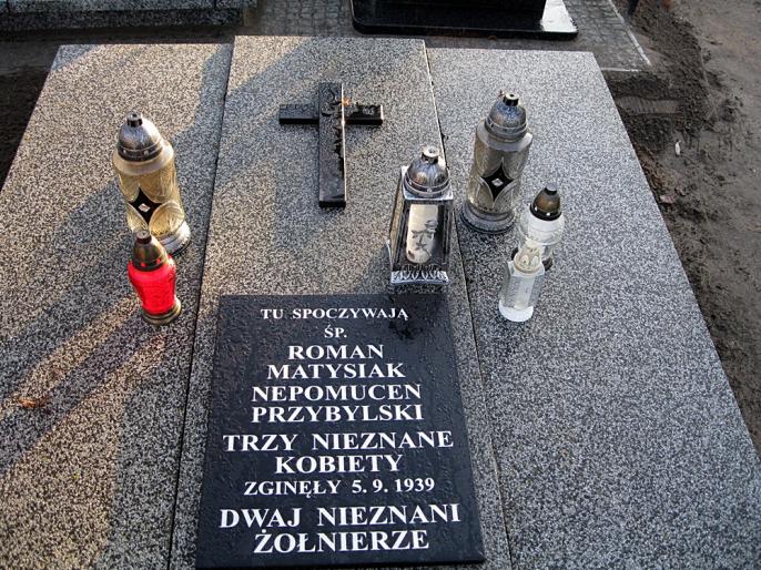 Prace porządkowe i renowacyjne na cmentarzach w Łężcu i Strzałkowie