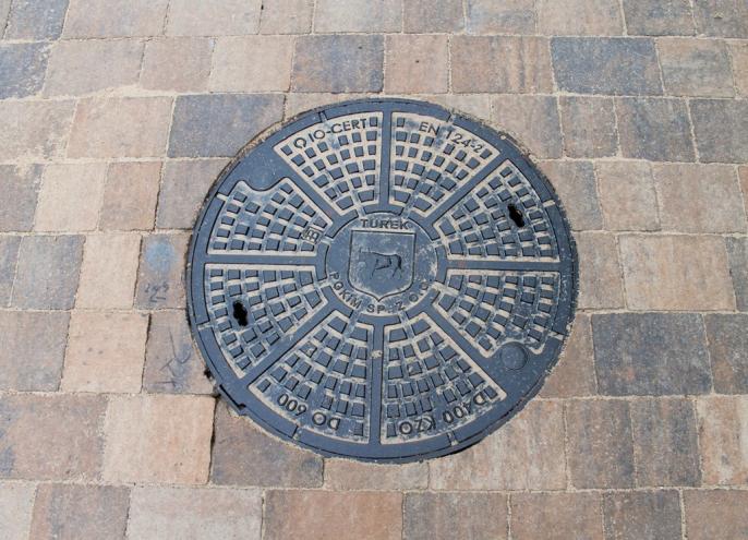 Herb Turku na nowych włazach kanalizacyjnych