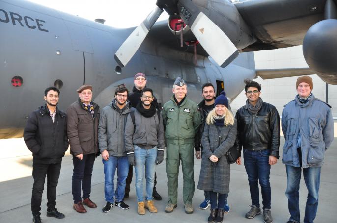 Międzynarodowa grupa studentów z Politechniki Poznańskiej odwiedziła 33. Bazę Lotnictwa Transportowego w Powidzu.