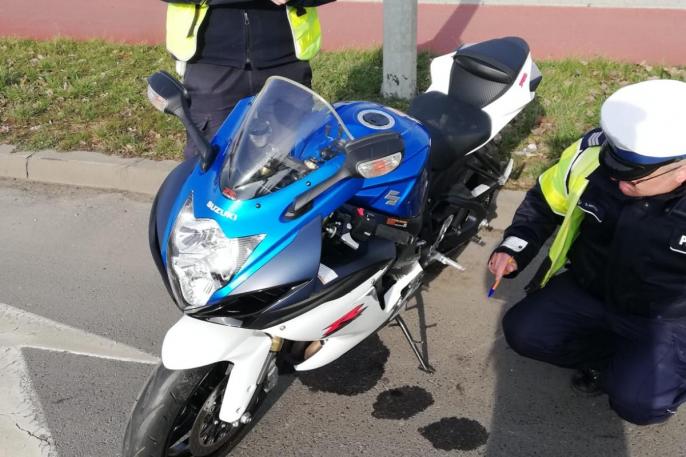 Motocyklista potrącił pieszą na przejściu dla pieszych. Stracił prawo jazdy