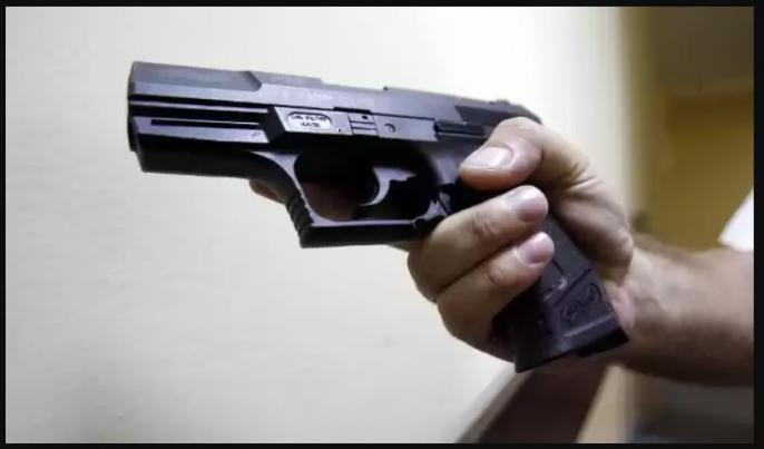 Awantura z użyciem broni przed centrum handlowym – padły strzały