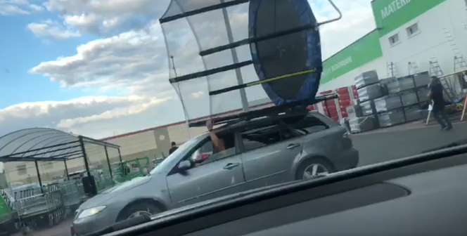 Szalony kierowca przewoził na dachu trampolinę, a kierownicę trzymał jedną ręką