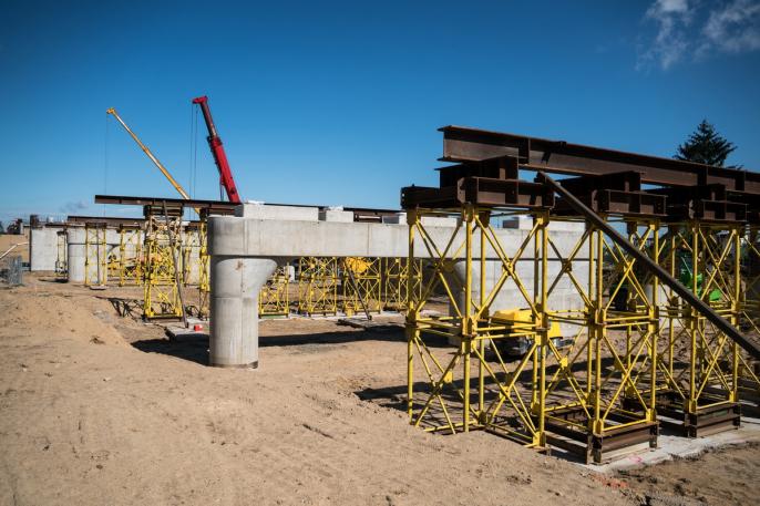 Stalowa konstrukcja na budowie wiaduktu