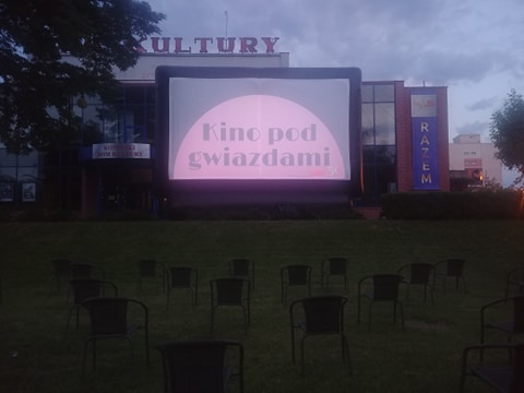 Wróciło wakacyjne kino pod gwiazdami