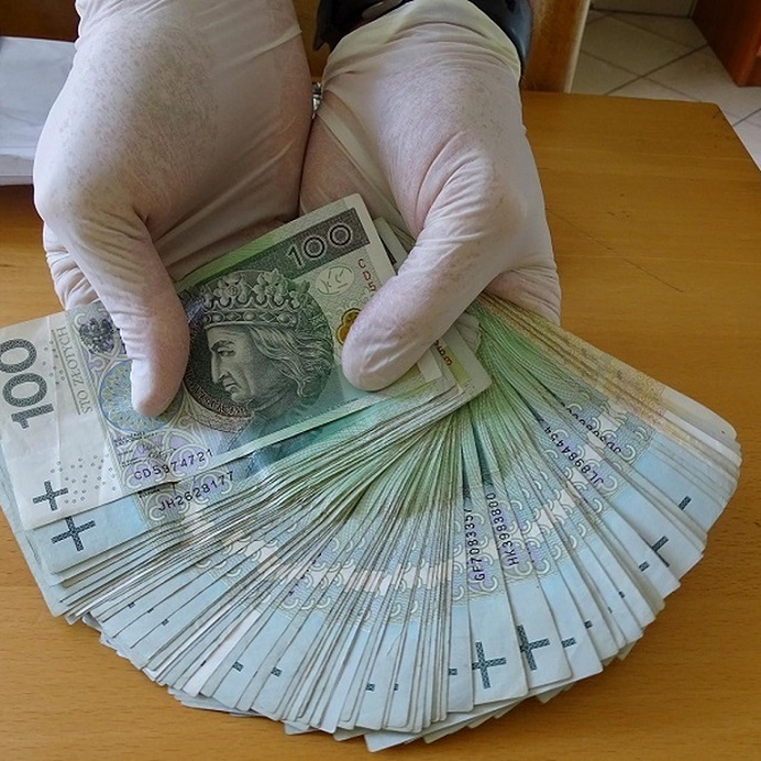 OKRADŁA RODZICÓW NA PONAD 4 TYSIĄCE ZŁOTYCH