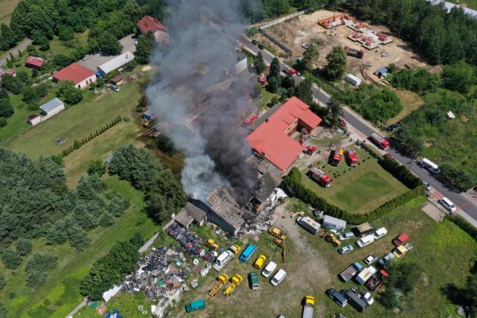 Duży pożar budynku magazynowego z częściami samochodowymi oraz lakierni w Dobrej