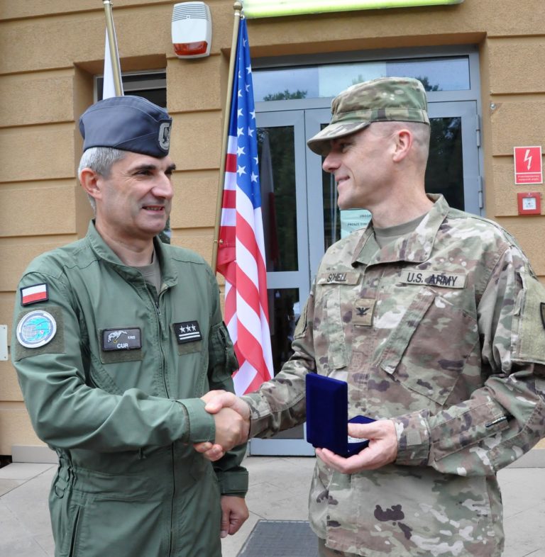 Dowódca 3. Skrzydła Lotnictwa Transportowego płk pil. dr inż. Krzysztof Cur spotkał się z dowódcą 652 Regional Support Group płk Ericą Herzog oraz dowódcą 297 Regional Support Group płk Matthew Schell