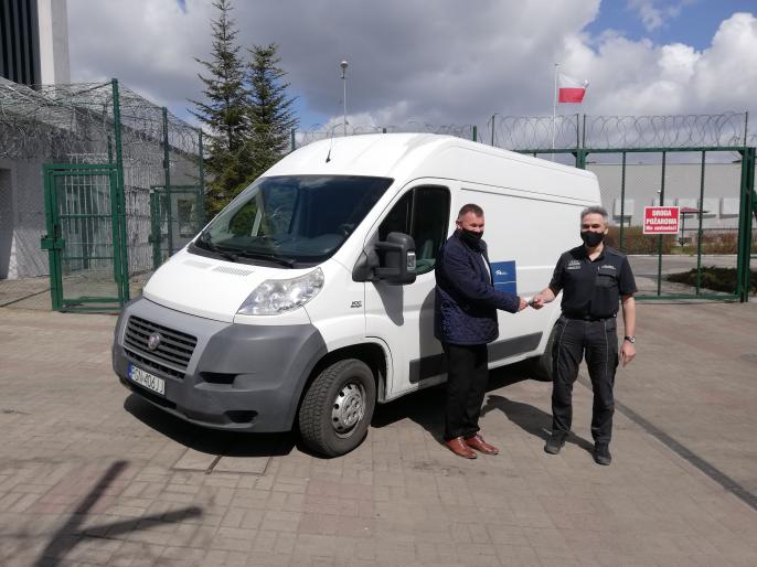Przekazanie samochodu do przewozu żywności. Przewoził posiłki dla więźniów, teraz posłuży uczniom.