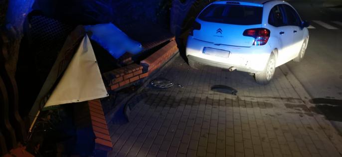 Wjechał w Citroena, zdemolował ogrodzenie. Miał ponad dwa promile