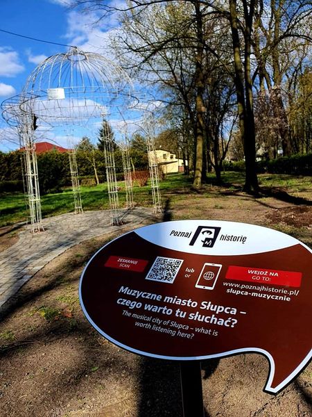 Skwer Apolinarego Szeluty przemawia