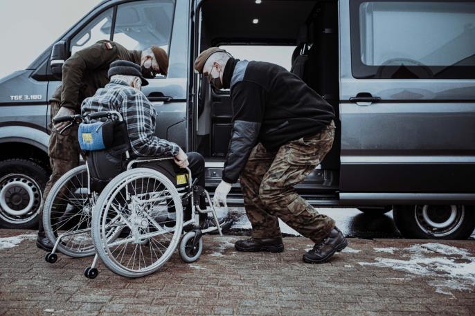 Infolinia WOT przyjmuje zgłoszenia seniorów na szczepienia