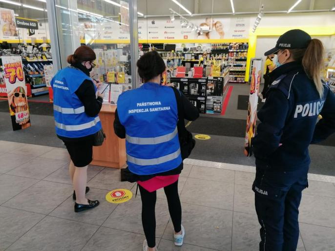 Policja nadal sprawdza przestrzeganie obostrzeń