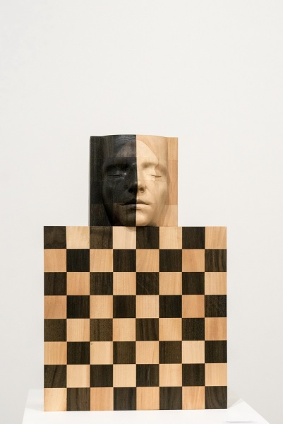 Wystawa drewnianych dzieł sztuki w galerii CKiS Wieża Ciśnień