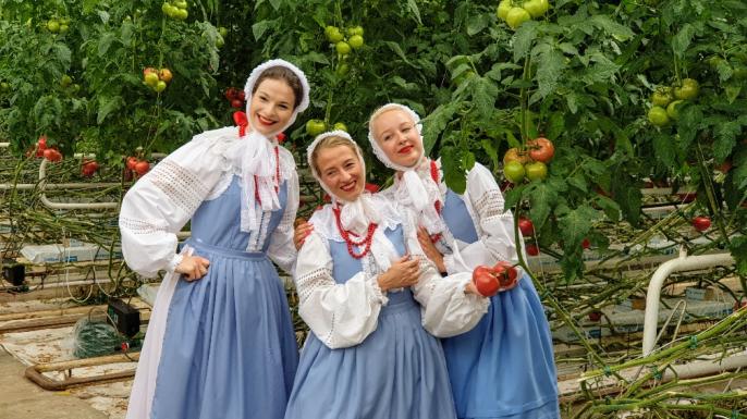 Niezwykła sesja w pomidorach i słomie