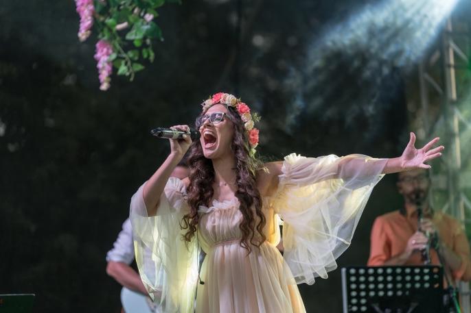 Wiktoria Krakowska na recitalu w skansenie Muzeum Okręgowego w Koninie