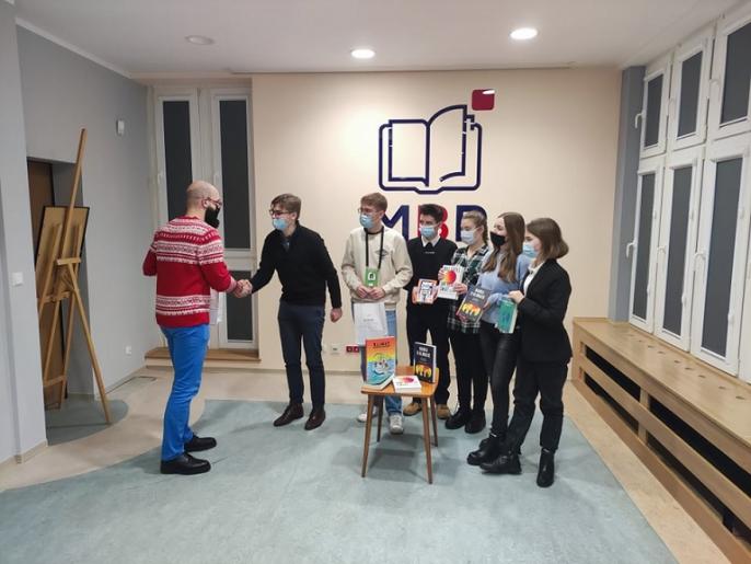 Młodzieżowa Rada Miasta przekazała Miejskiej Bibliotece Publicznej im. Zofii Urbanowskiej książki