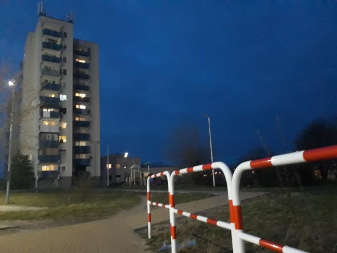 Latarnie przy ścieżce do nowego tunelu Chopina – Torowa – Kolejowa. Dlaczego świecą tylko dwie z czterech?