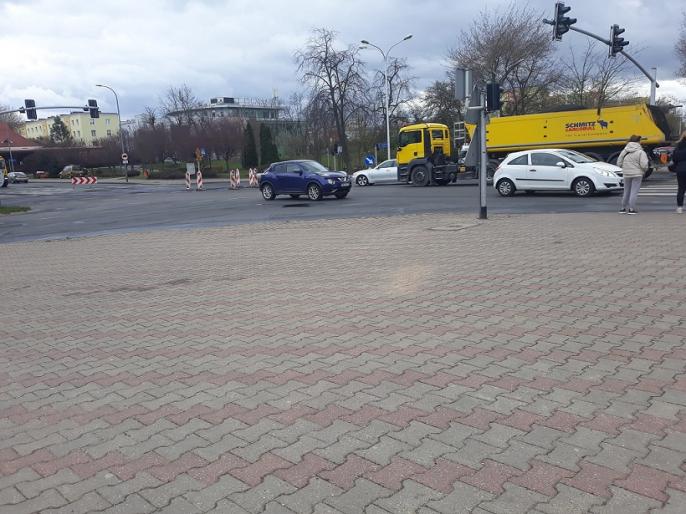 Na Alejach łatają dziury