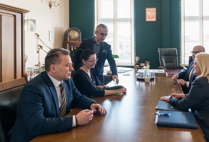 Podpisano umowę w ramach przygotowania polityki senioralnej dla Miasta Konina