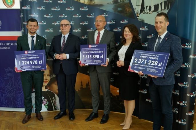 Wizyta Ministra Zbigniewa Hoffmanna i I Wicewojewody Anety Niestrawskiej w powiecie słupeckim