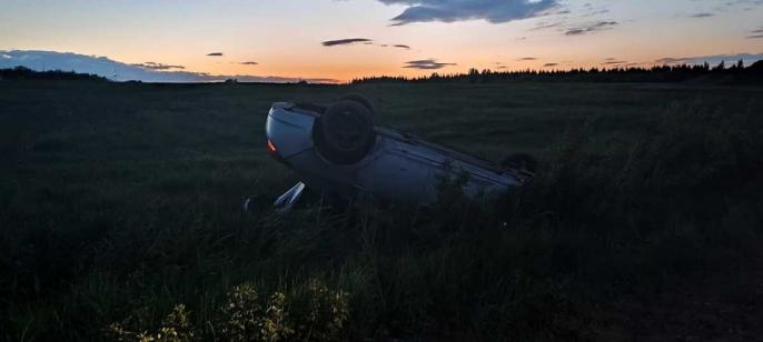 Nie dość, że ukradł ojcu samochód, to potem go jeszcze zniszczył. 18-latek został zatrzymany…