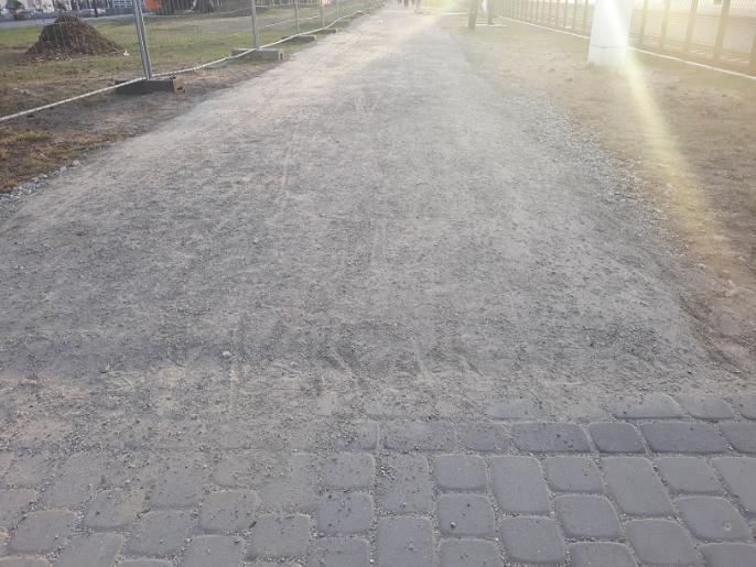 Utwardzono tymczasową ścieżkę dla pieszych za budynkiem dworca. Skargi jednak zdążyły już wcześniej napłynąć…