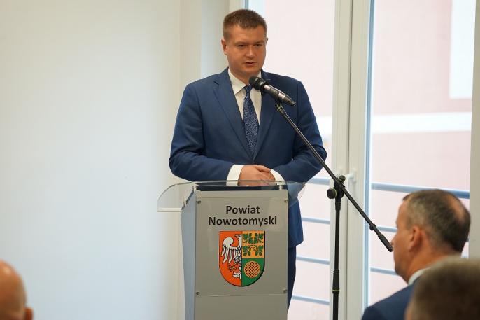 Wojewoda przekazał czeki na realizację inwestycji w gminach popegeerowskich