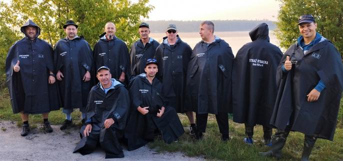 Firma AJ Group wspiera społeczną straż rybacką. Peleryny pomogą chronić przyrodę