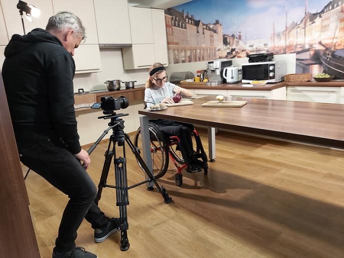 Dostępność Podaj Dalej, czyli wideo poradnik o tym, jak przystosować mieszkanie dla osoby poruszającej się na wózku inwalidzkim