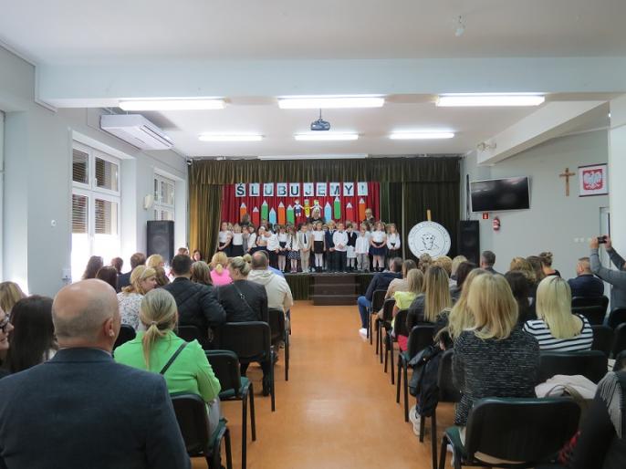 Ślubowanie w Szkole Podstawowej im. Juliusza Słowackiego w Golinie. Nowi uczniowie w szkole