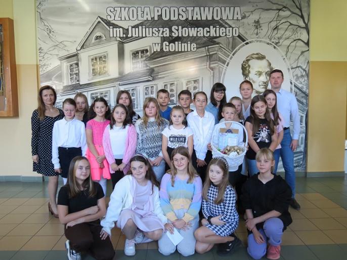 ŚWIĘTO KOMISJI EDUKACJI NARODOWEJ. Wdzięczni uczniowie – pracownikom szkoły