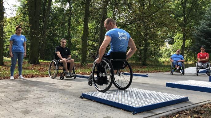 Samodzielni niepełnosprawni. Siedem lekcji video o tym, jak na wózku pokonywać przeszkody w terenie!