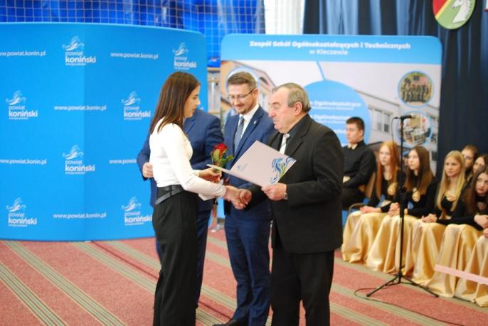 Stypendia starosty wręczone